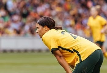 Bóng đá xôi lạc gây sốt trong nước và bài học chiến thuật từ Arsenal